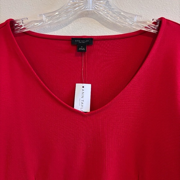 NWT Ann Taylor Factory 3/4 Sleeve Red SZ M Blouse V-Neck - Picture 4 of 9